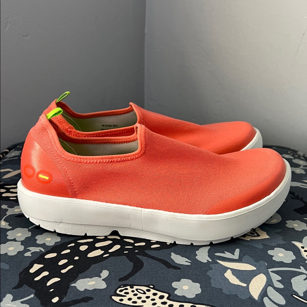 OOFOS OOmg EeZee Slip-On Sneaker, 9.5